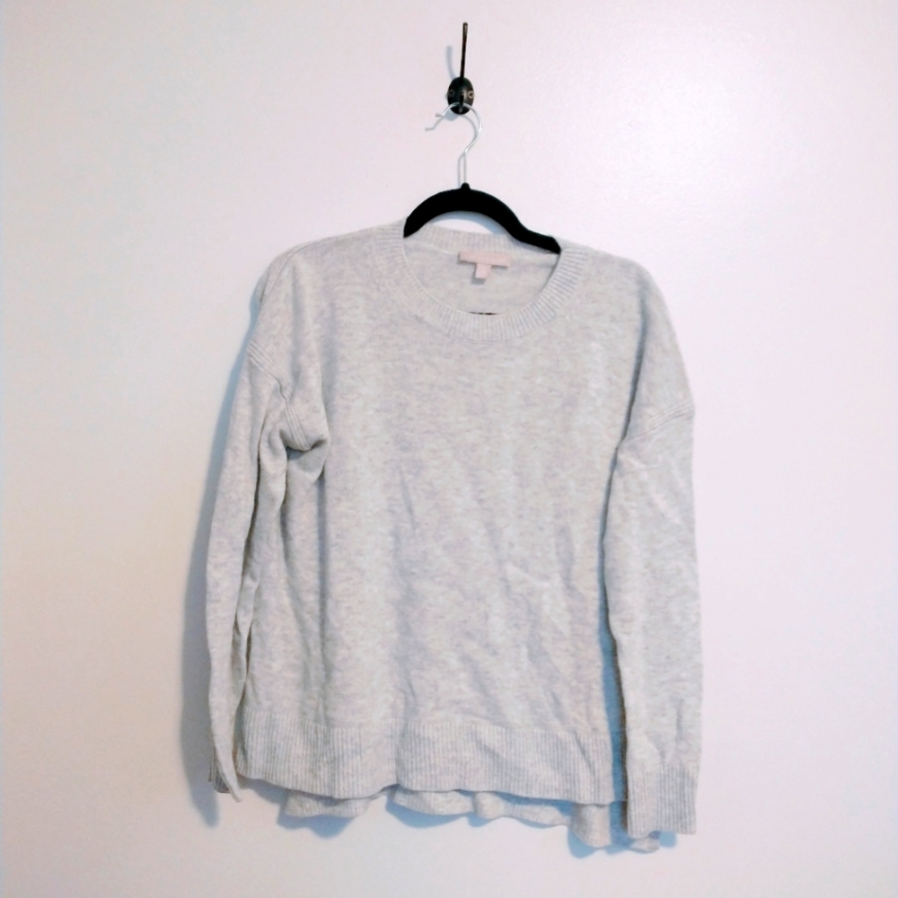 Chelsea 28 cashmere grey sweater with split hem sides size xs. Mild piling unde